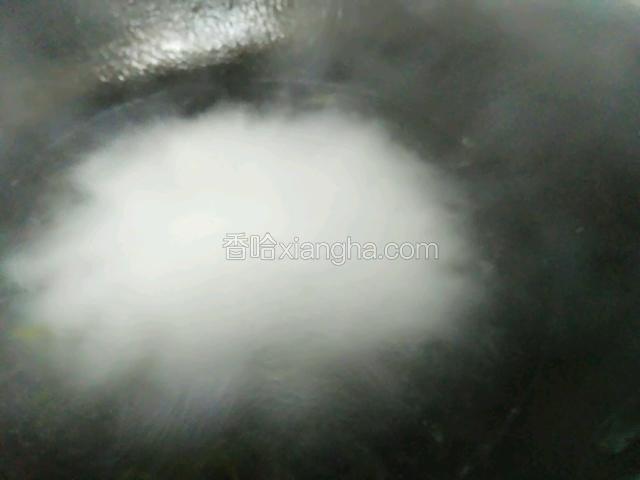 坐锅添清水500g左右烧开。