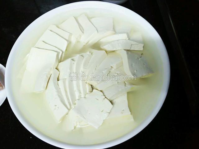 所有豆腐摆进盘子。连热汤一起，保持豆腐的温度和软度。