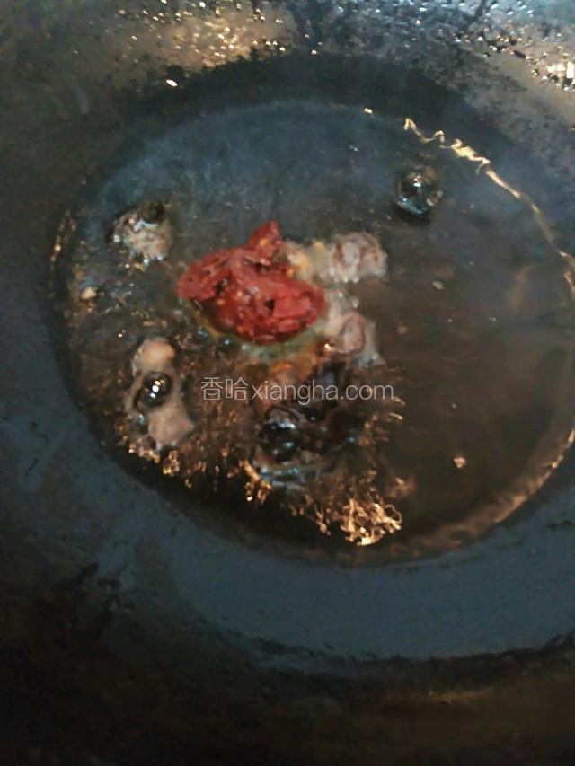 放花椒粉，小火炒豆豉和豆瓣酱，