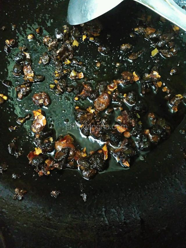 炒至酱出油，