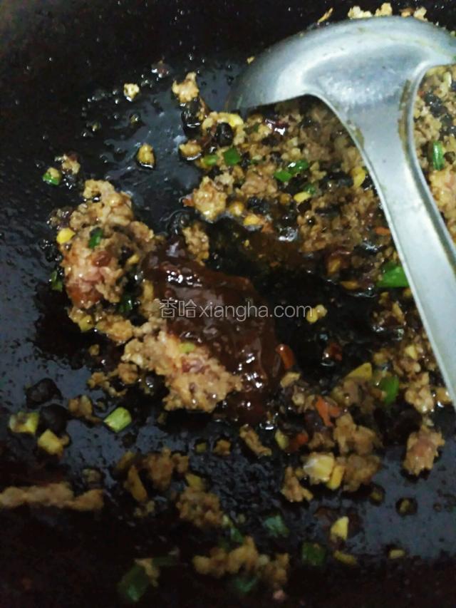 放黄豆酱转小火一起炒匀，