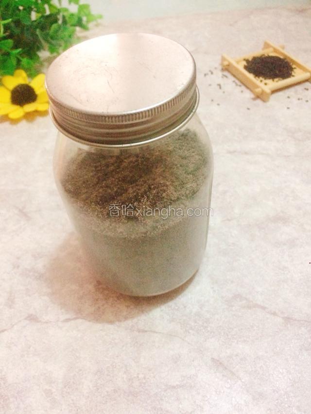 把芝麻粉用干净的密封罐储存起来，吃的时候倒出来用开水一冲就可以喝了。