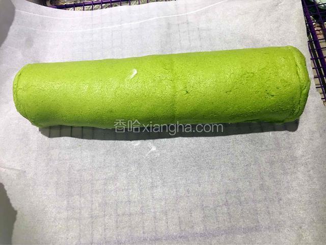 用擀面杖卷油纸辅助卷起来，送入冰箱冷藏，定型半小时后切块食用。