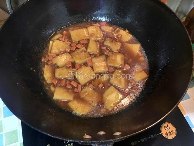 水份煮至八成干，加少许鸡精即可出锅