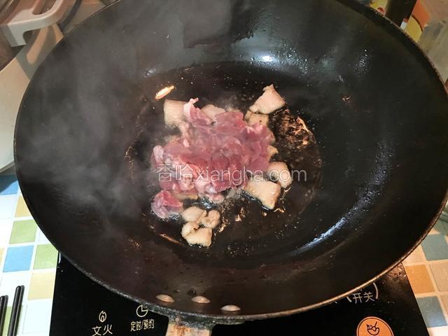 热锅倒少许油，先放入肥肉煸出油，然后放入瘦肉