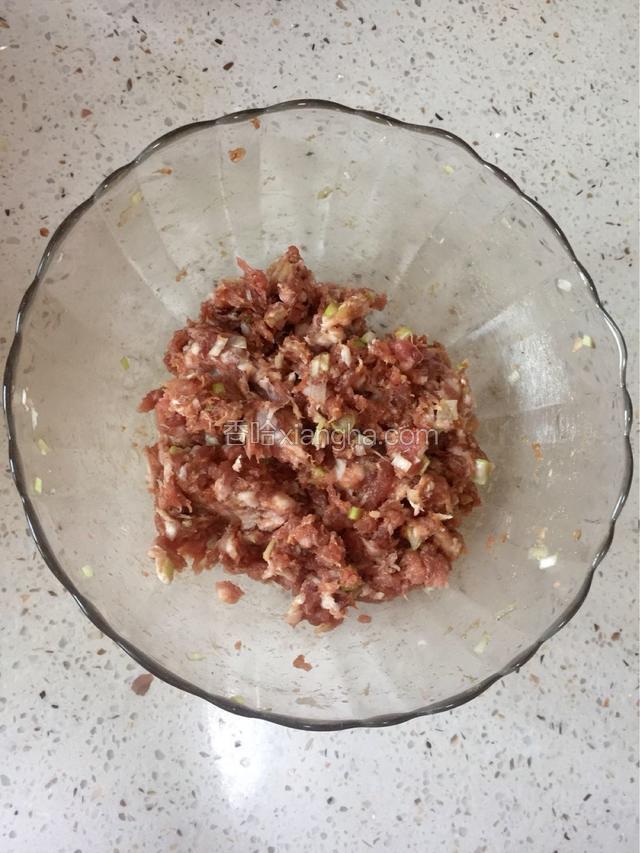 葱花和调料粉放入肉馅中搅拌均匀，依次放入盐，生抽，香油，拌匀备用