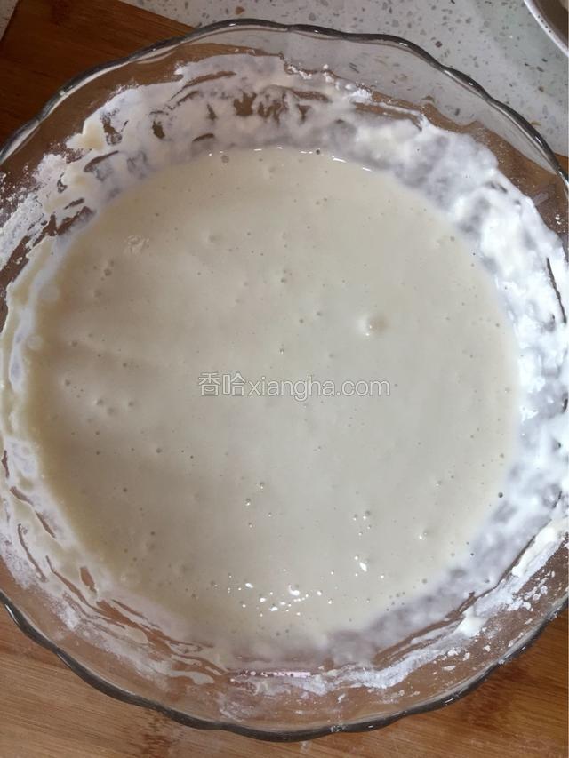 面粉加凉水，调成糊状