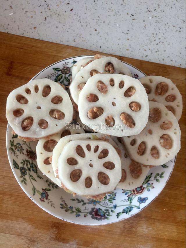 拿一片藕抹上一层肉馅，然后再盖上一层藕片，两片藕之间加好肉馅，依次操作