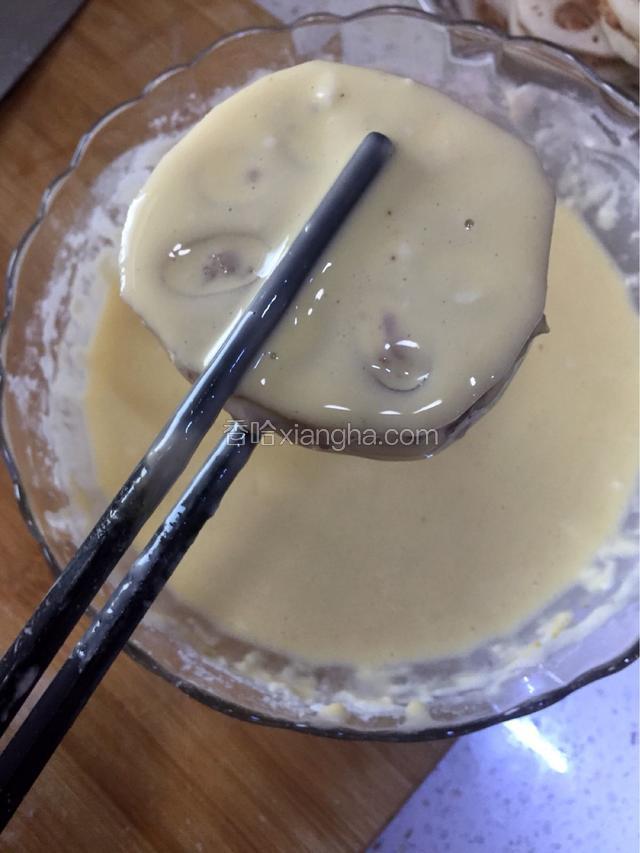 加好肉馅的藕沾上面糊放入热油中