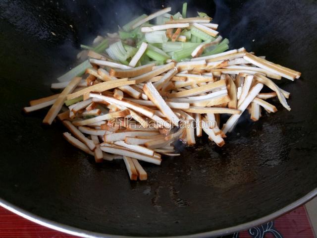 待猪肉炒到变色，加一勺耗油，下香干芹菜进去一起翻炒均匀（大概2-3分钟）