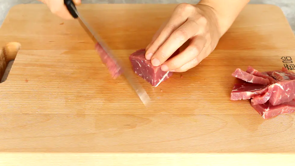 牛肉切成长约五公分的片状