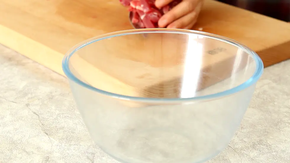 切好的牛肉放入容器中
