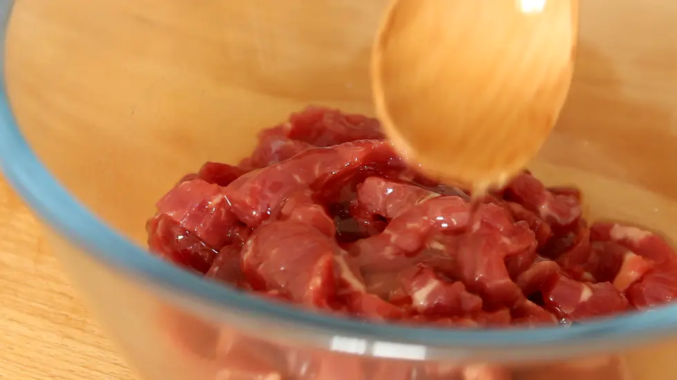 表面淋入一勺食用油