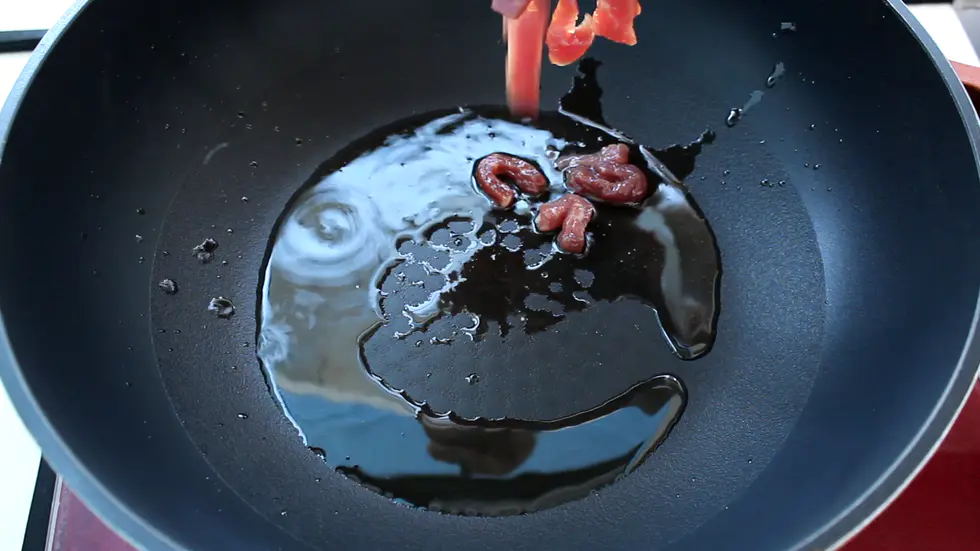 倒入腌制好的牛肉