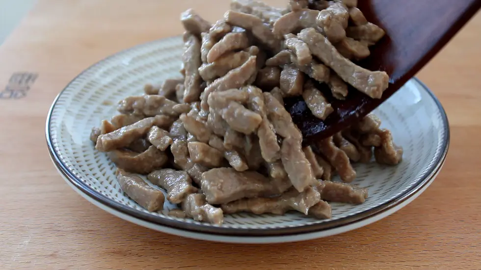 待牛肉炒至六七分熟时盛出