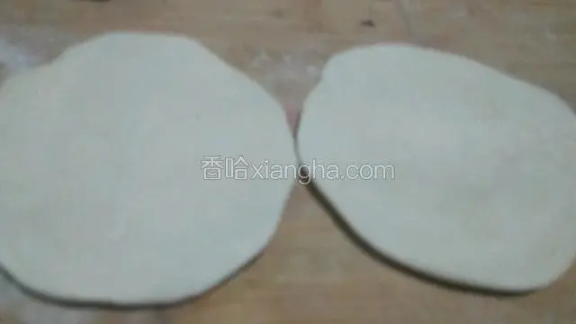 擀成圆形。