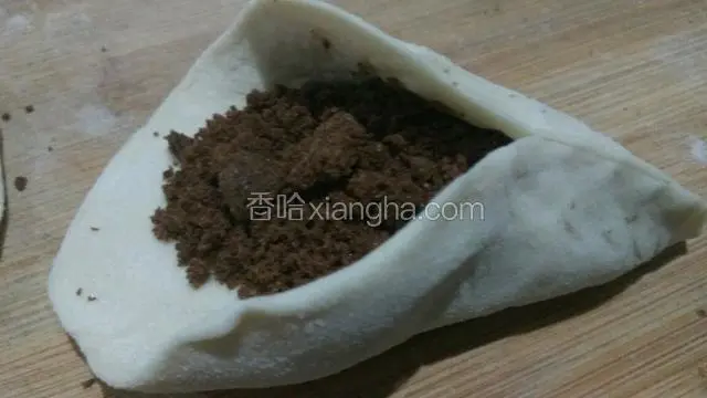 发红糖适量在中间。用右手捏住三分之一。
