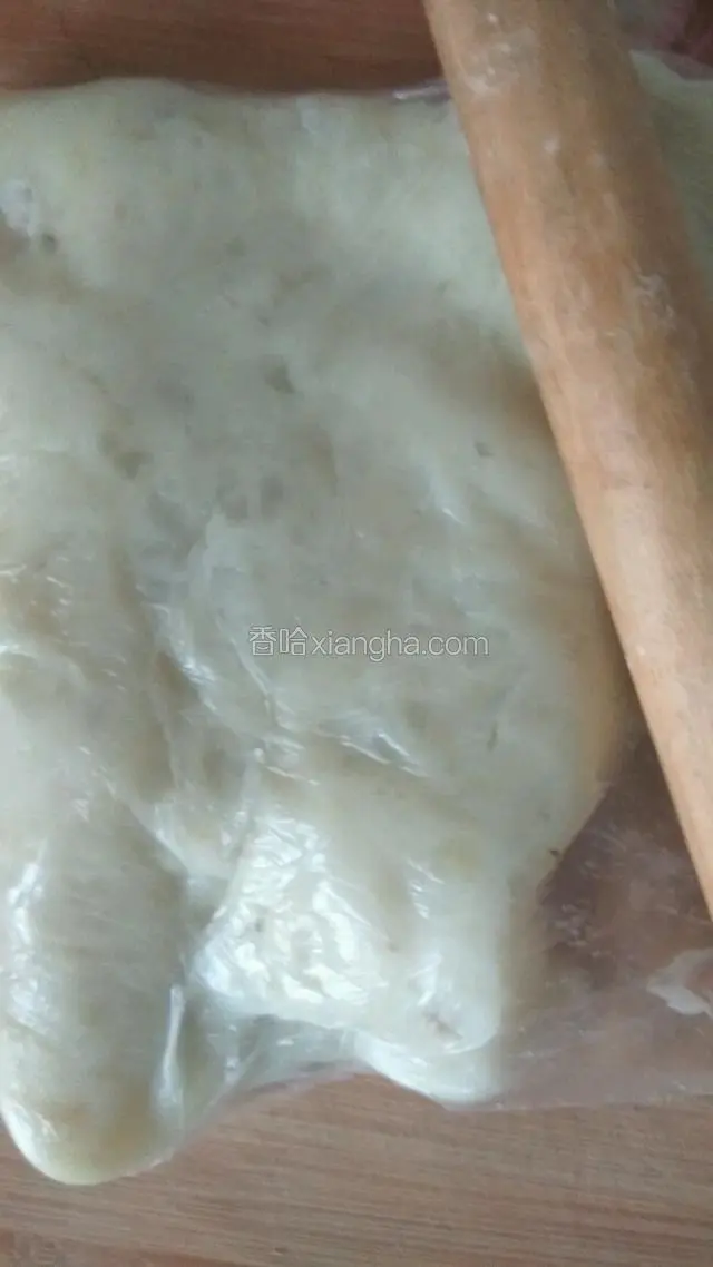 用面棍擀成土豆泥。