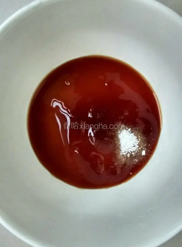 取碗，放入蚝油，盐和生抽。拌成汁。