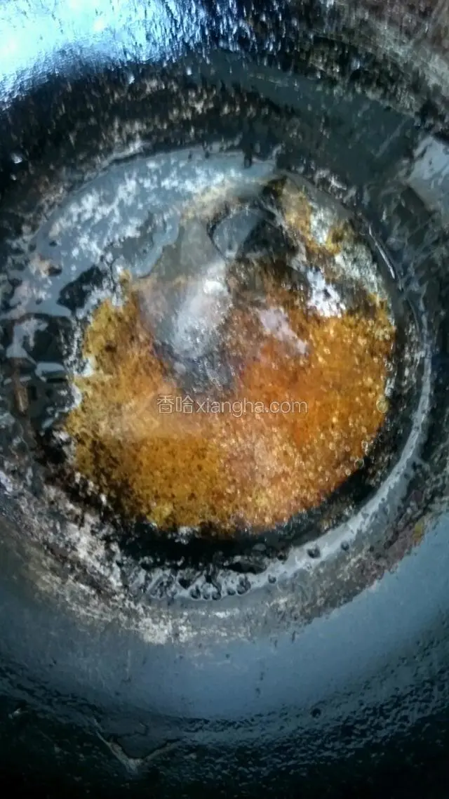 开火，放适量油，倒入蚝油汁。关火。