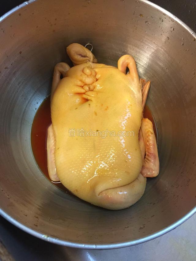 调烤鸭脆皮汁：白醋，水，各50克，麦牙糖，15克，煮沸，鸭子用开水前后烫淋后，放入脆皮汁里，抹均匀表皮后，取出。