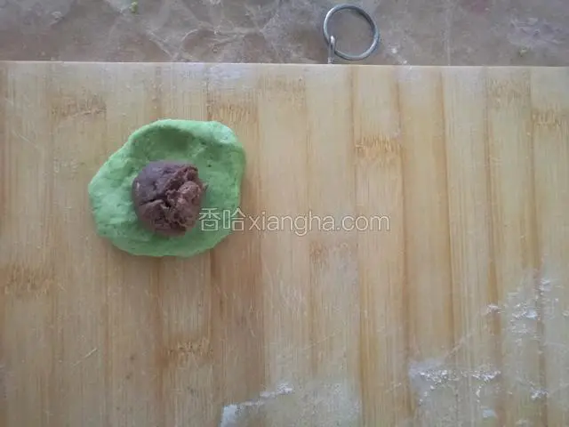 把面剂子擀成片不要太薄。放入馅料包好。