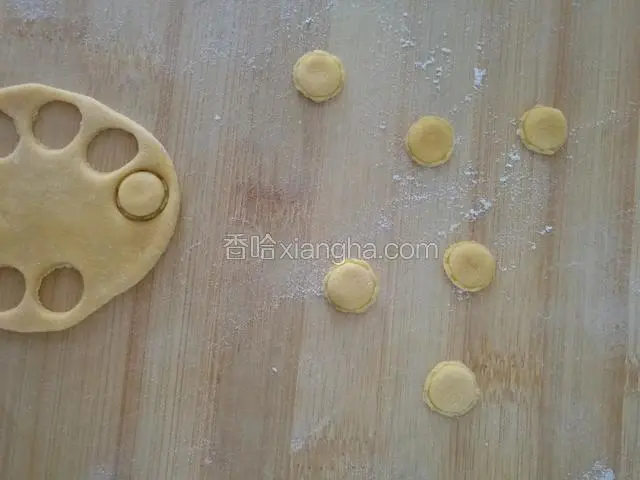 找一个模具压出青蛙嘴里含着的钱币。
