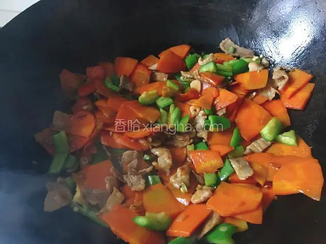胡萝卜快熟了以后再放入青椒翻炒，放盐和酱油调味。