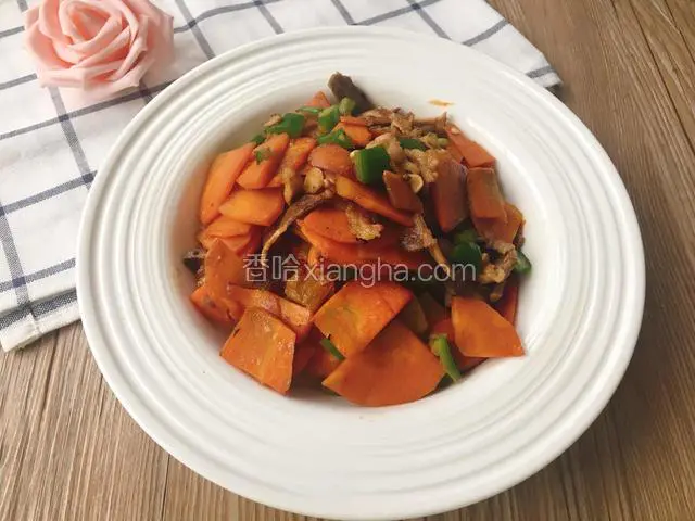 出锅装盘。