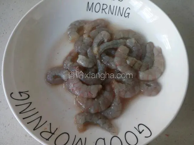 虾去皮包虾仁，去虾线。用盐、料酒、胡椒粉腌10分钟。