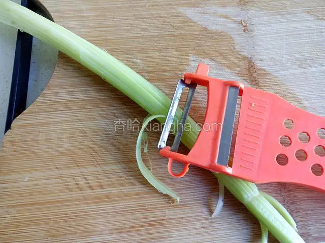 西芹用削皮器剥掉外面的筋。