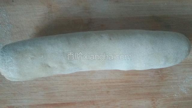 取出发好的面团，揉几分钟，搓成长条。