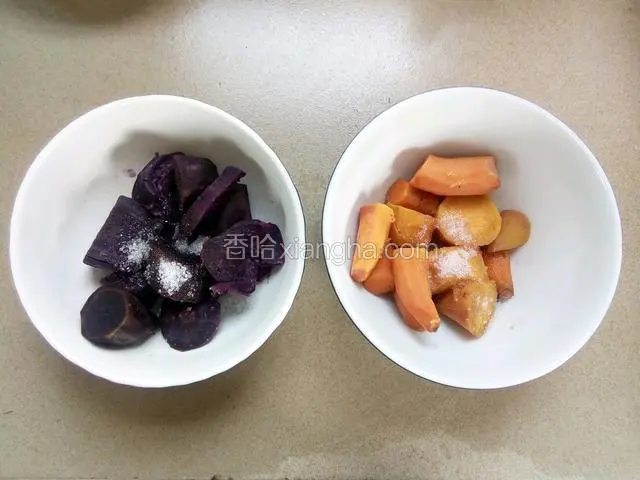 蒸熟后，分别装进两个碗里，放入白糖。