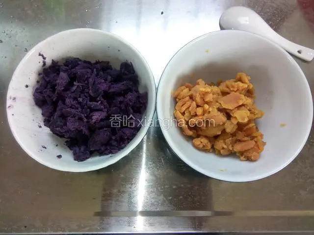 用勺子捣成泥状。