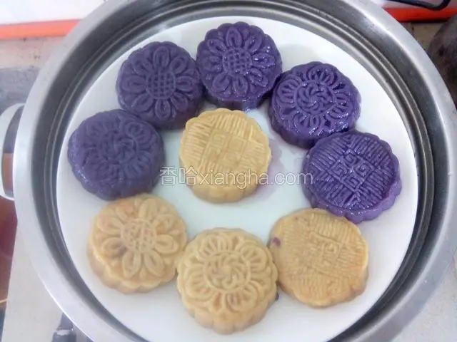 已经蒸好的紫薯红薯饼！