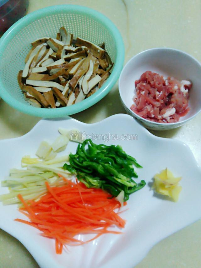 生姜大蒜切片！其余食材切成丝。瘦肉切成丝后用！料酒！耗油.生粉！胡椒粉，生抽，鸡精腌制十分钟入味。