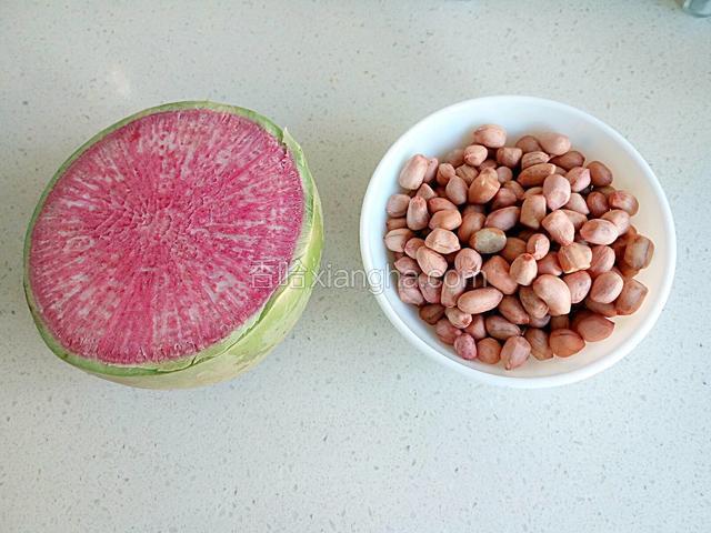准备食材：半个萝卜，花生米1碗。
