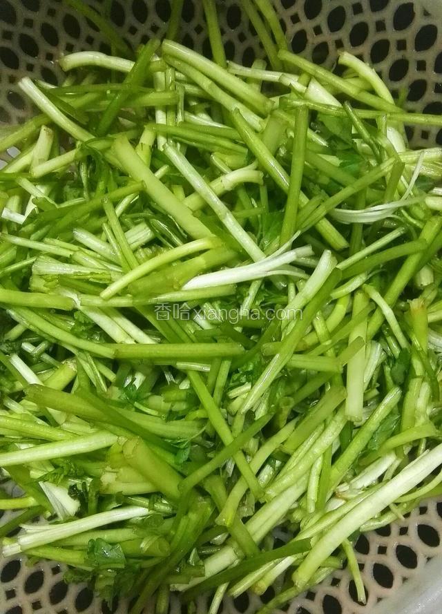 10分钟后把泡入盐水的芹菜搓洗干净后漏干水份