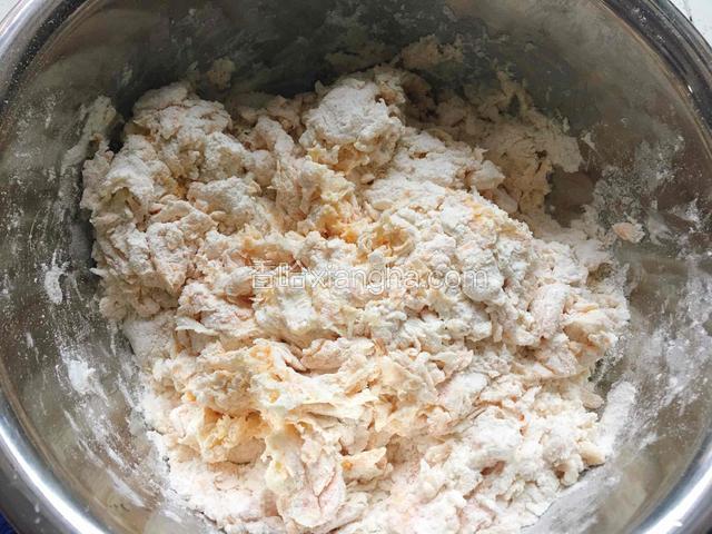 用筷子搅散至没有太多干粉即可。