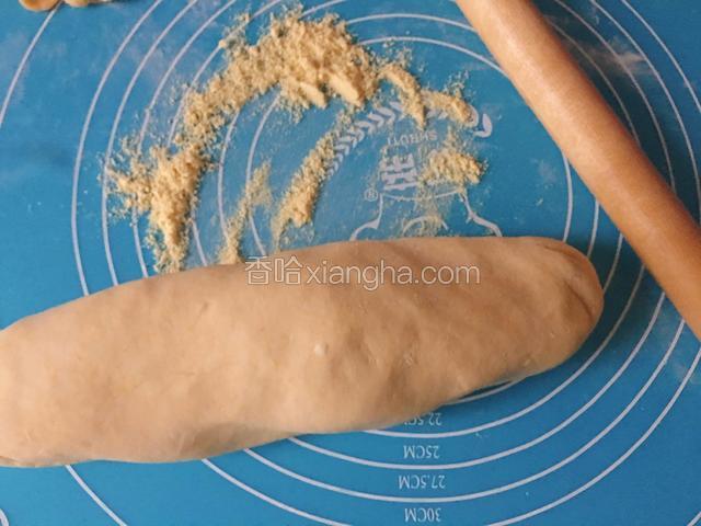 醒发的面团移至揉面垫上，撒上一些玉米粉防粘。