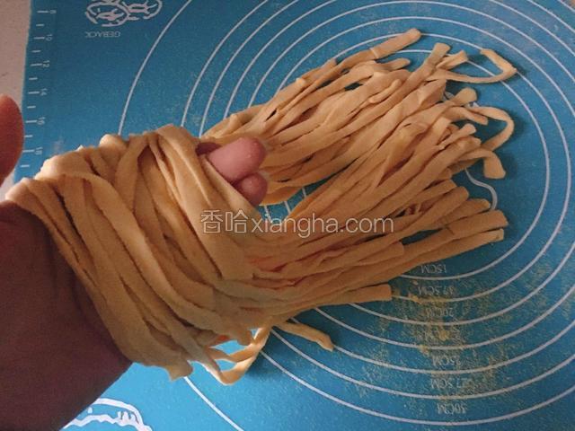 面条就可以了，面团太大我分成两个面团擀的。一个面团切的宽一点，另一个切的细些。