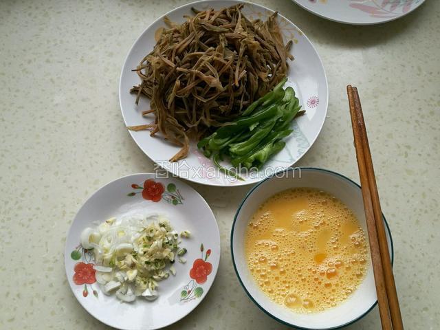 干黄花凉水浸泡40分钟，去掉老干，沥干水分备用，青椒去蒂洗净切丝，葱蒜切沫。鸡蛋打散备用。