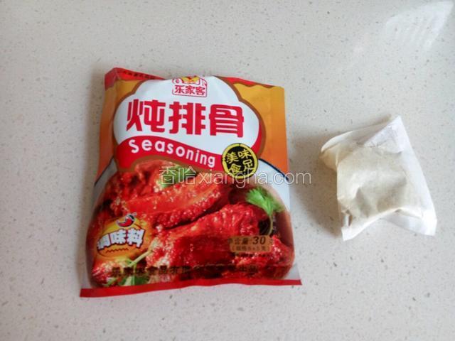 调料包。我用了一包，适合煮一斤左右的肉类。