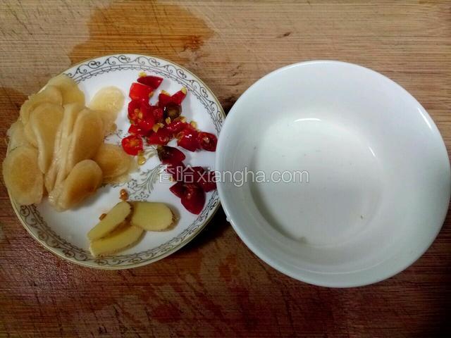 泡姜泡椒生姜片切好，淀粉调好。