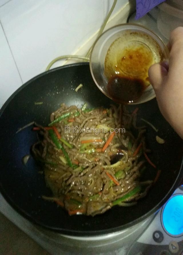 胡萝卜青椒丝断生变软后倒入调好的料汁，翻炒几下，出锅装盘。