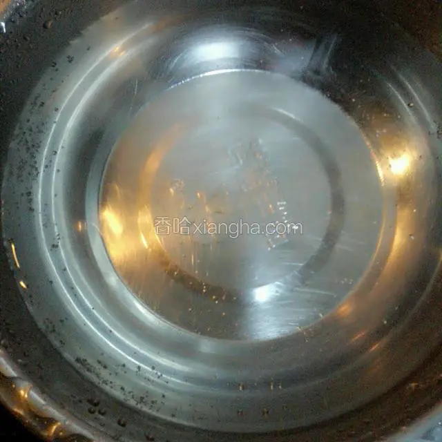 干净的盆里放上纯净水
