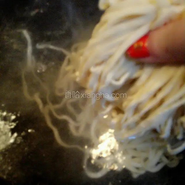 锅里加水烧开后下面条