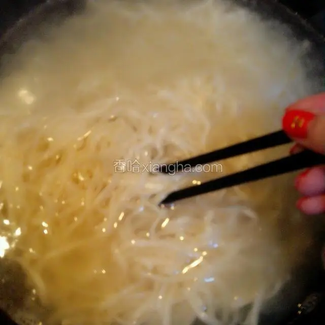用筷子从底搅拌，避免粘锅