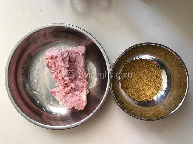 将猪肉末从冰箱中拿出化冻，小米提前两小时泡水。