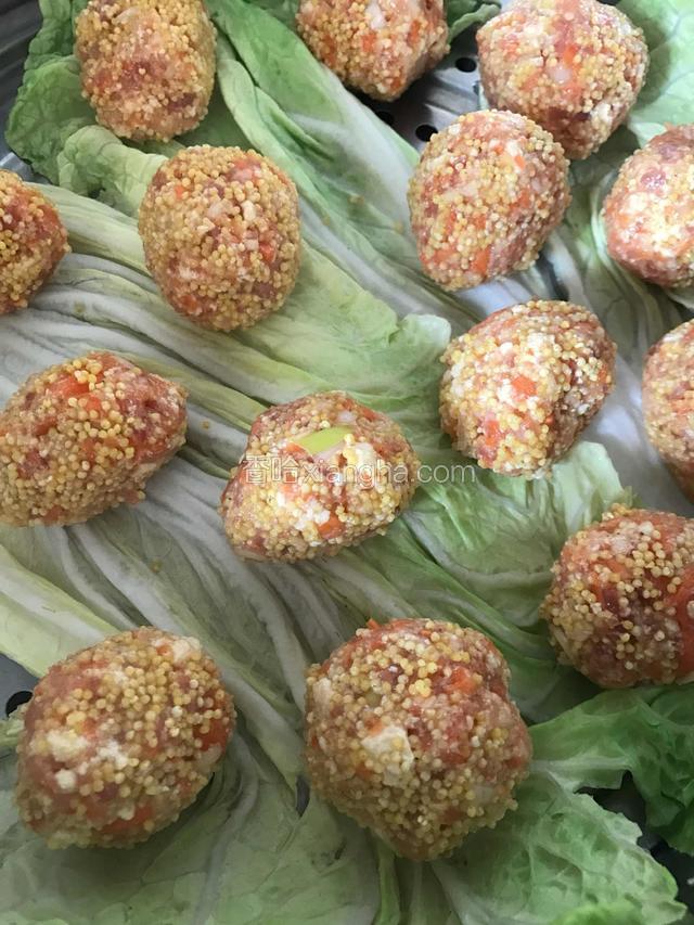 将丸子摆在大白菜叶上，大火蒸15分钟即可出锅。